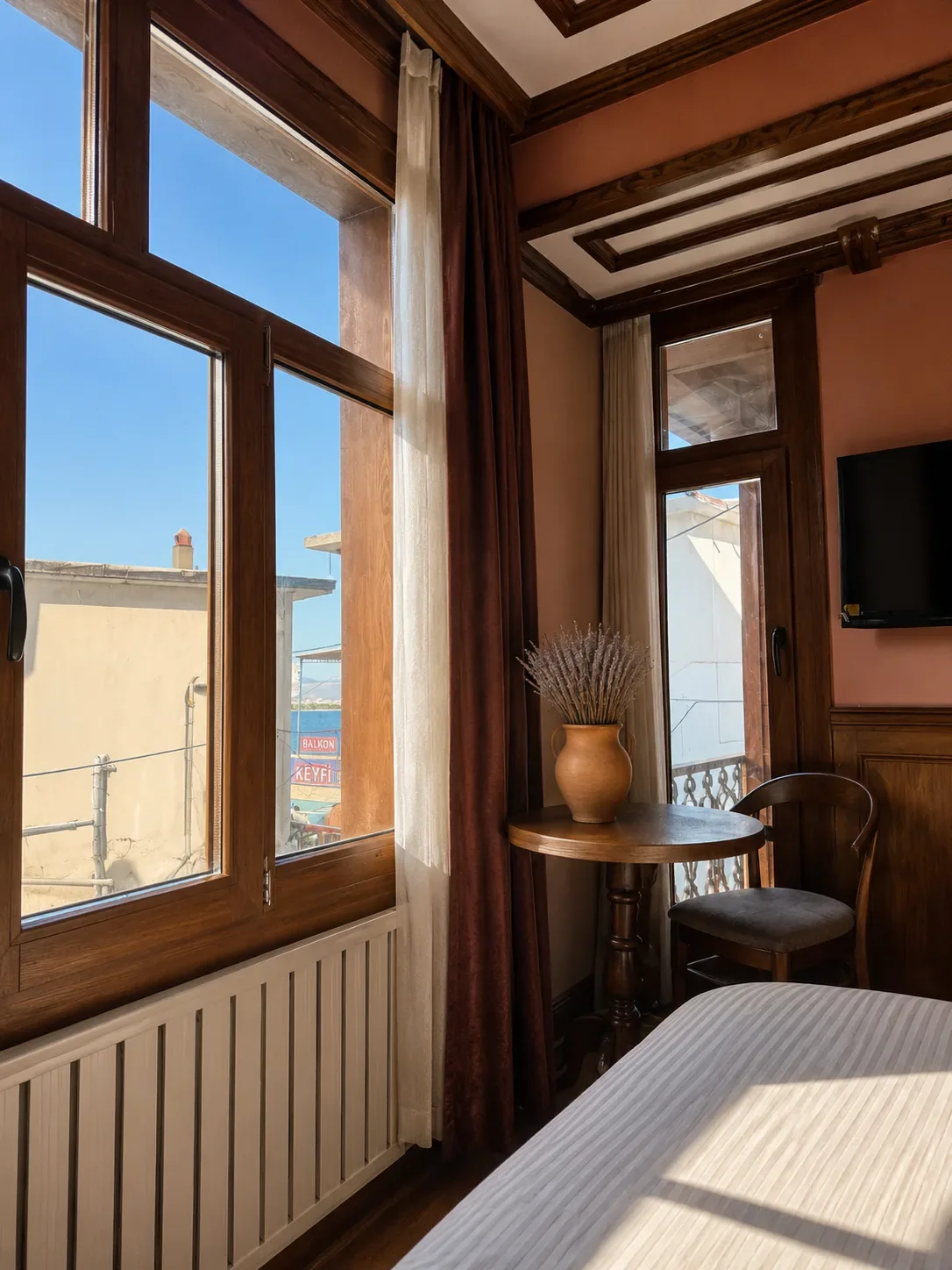 Alçıtepe — Pencere ve oda içi görünüm