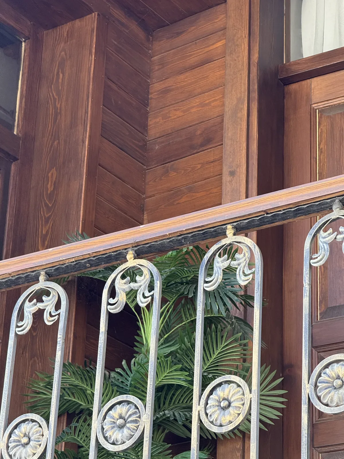 Ahşap cephe ve balkon demirleri — Paşa Konağı