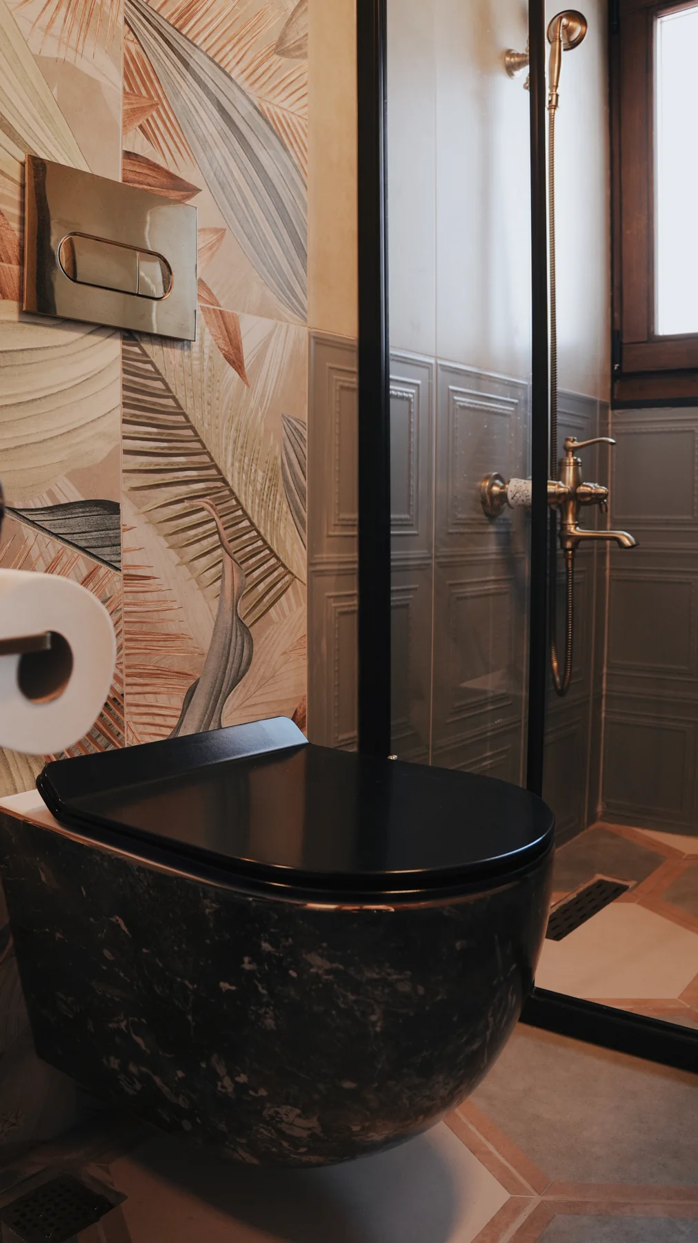 Anzak banyosunda duş ve desenli lavabo — Paşa Konağı