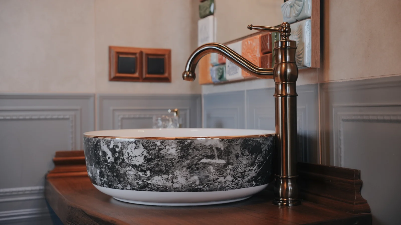 Anzak banyosunda desenli lavabo ve musluk detayı — Paşa Konağı