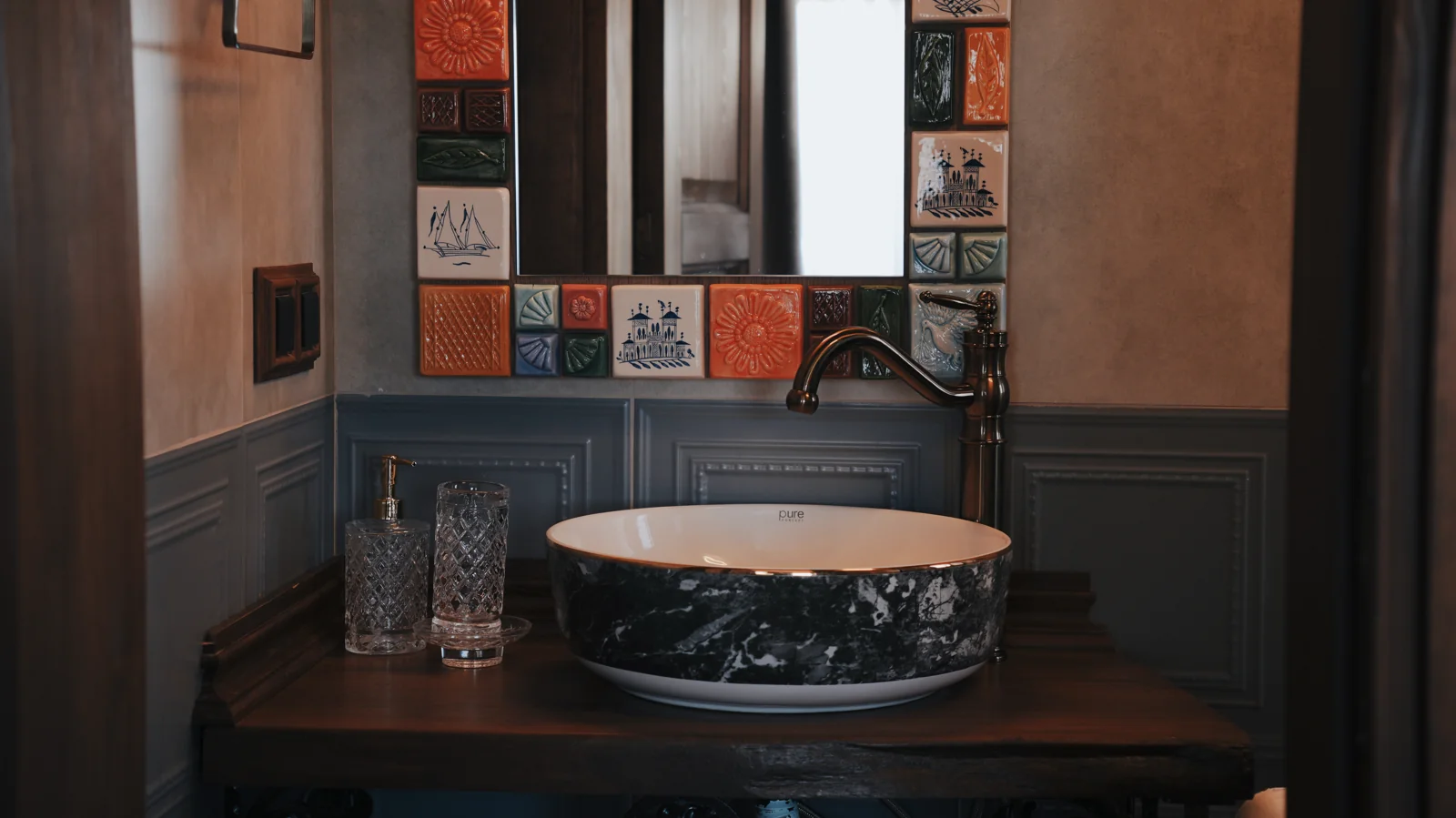 Anzak banyosunda seramik lavabo ve ahşap çerçeveli ayna — Paşa Konağı