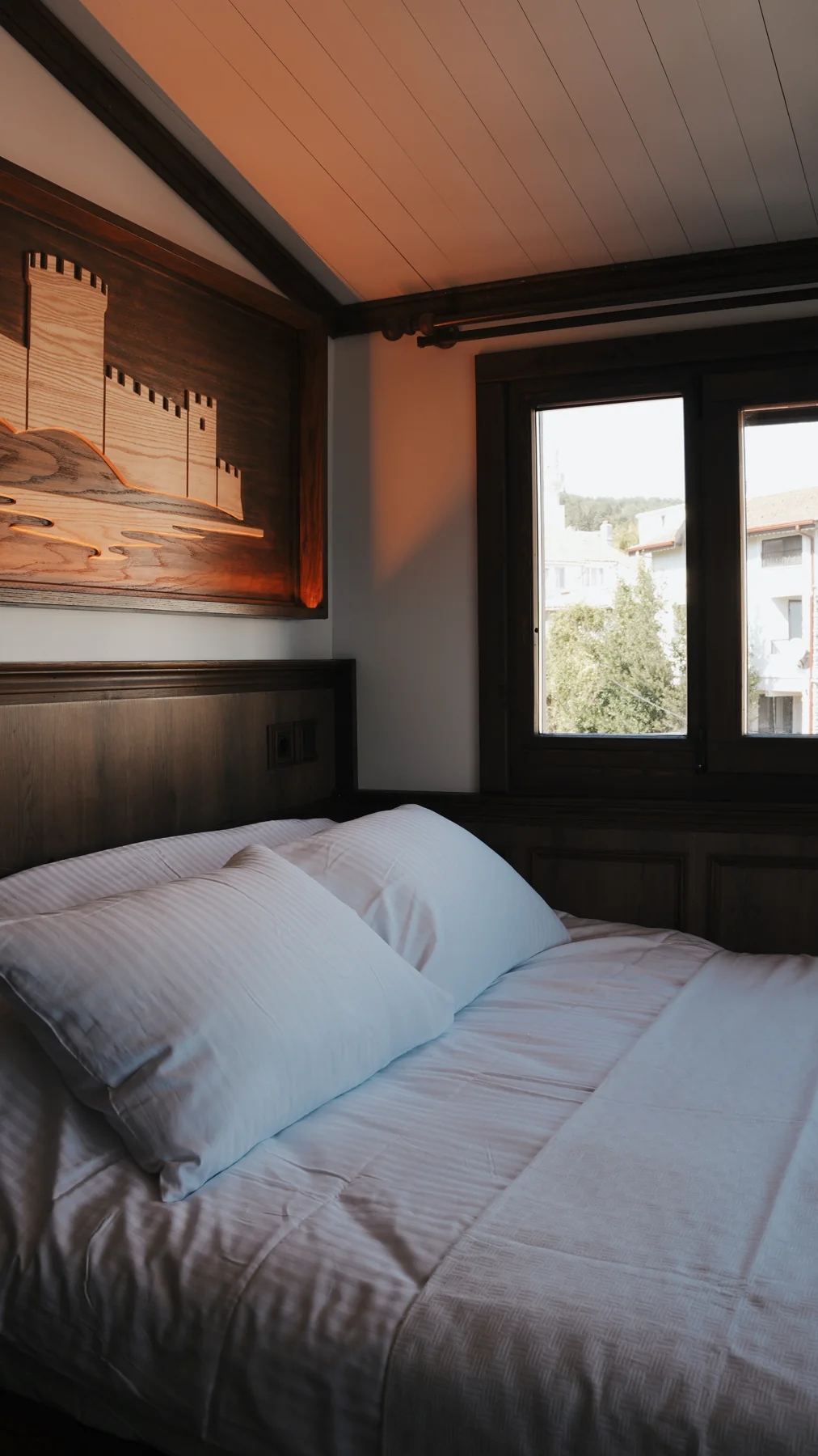 Anzak odasında yatak, ahşap tavan ve pencere — Paşa Konağı