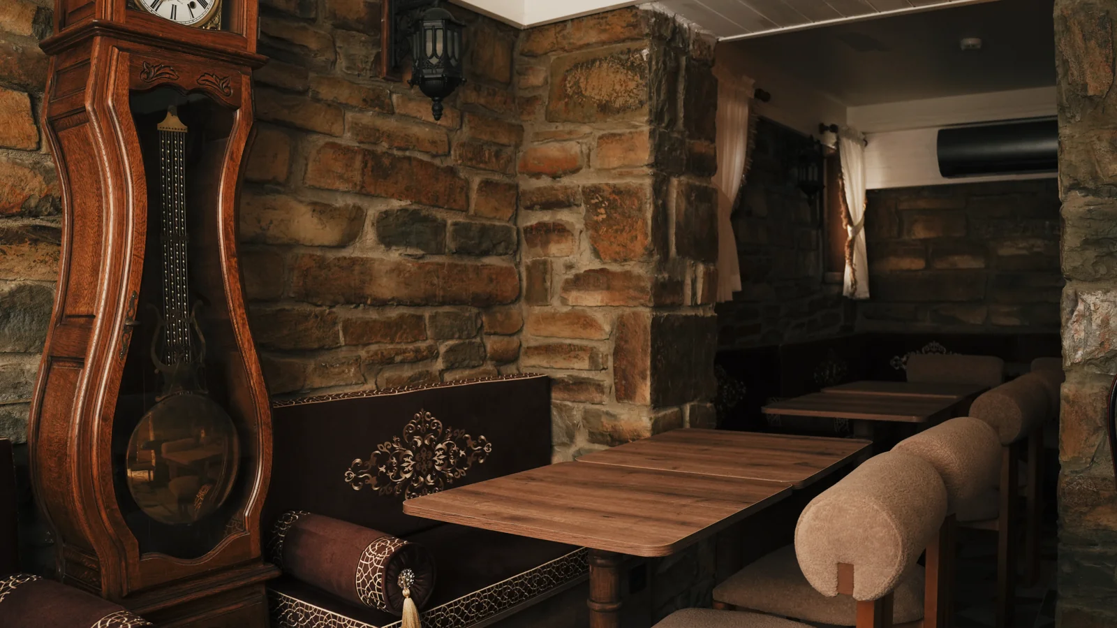 Danos’ta eski saat ve taş duvarlı oturma alanı — Paşa Konağı