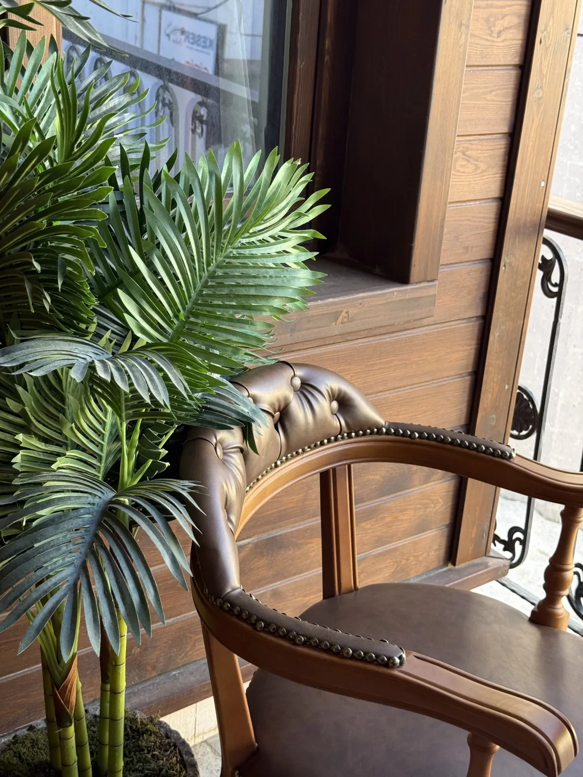 Pencere önündeki ahşap koltuk — Paşa Konağı