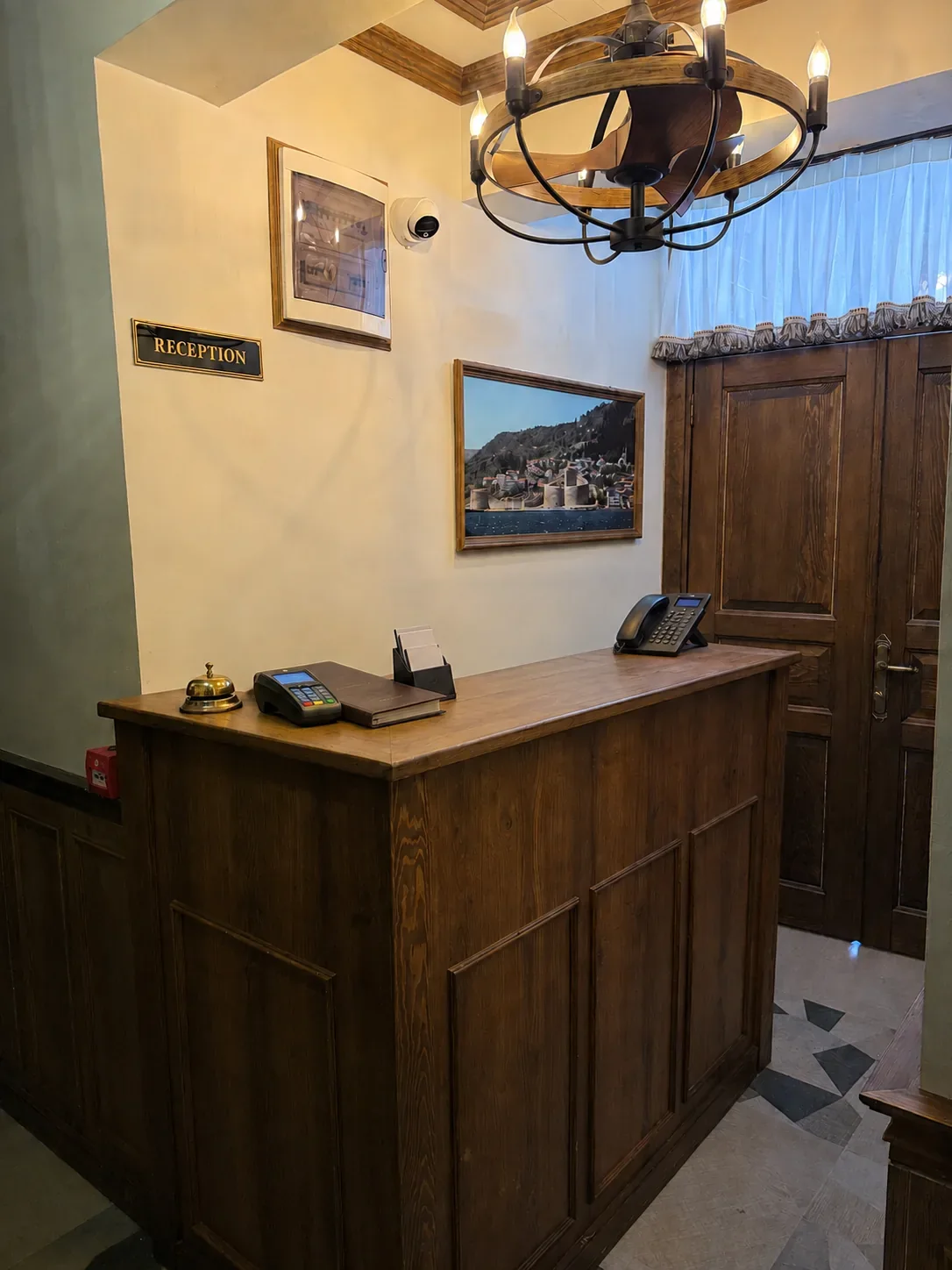 Ahşap resepsiyon bankosu — Paşa Konağı