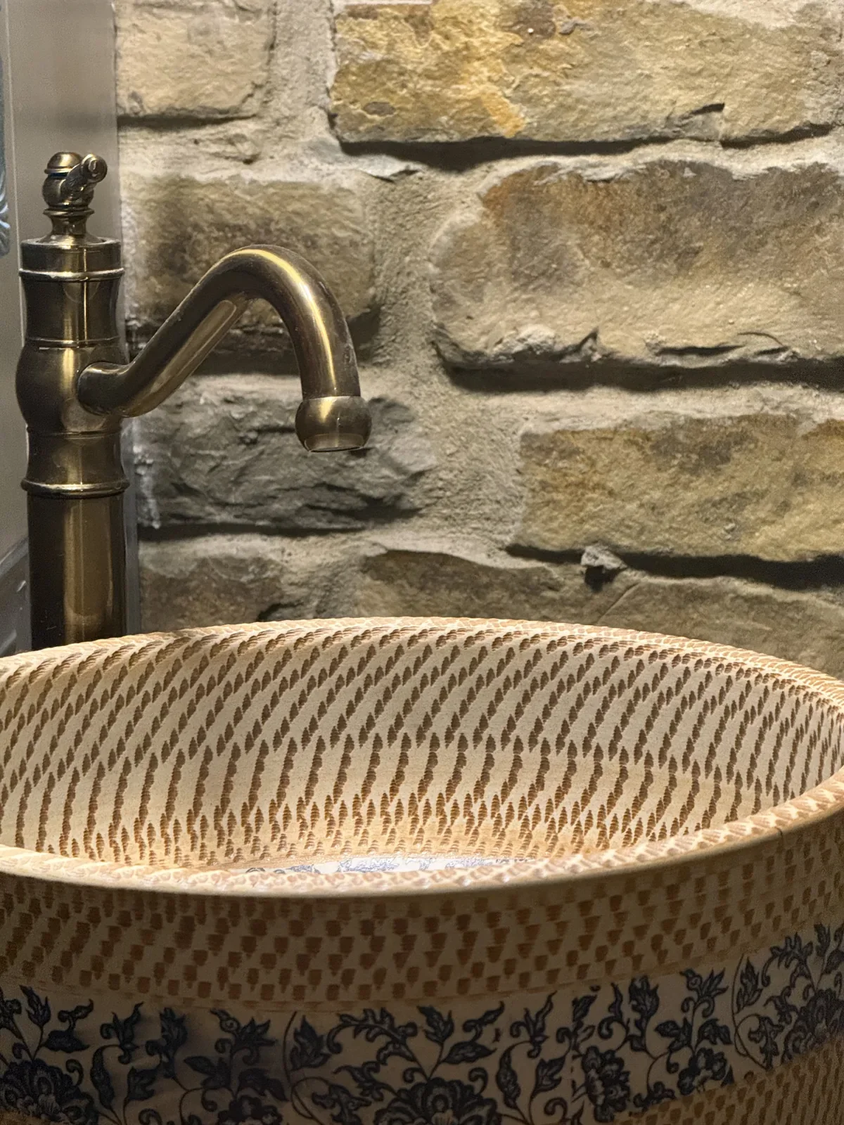 Desenli seramik lavabo — Paşa Konağı