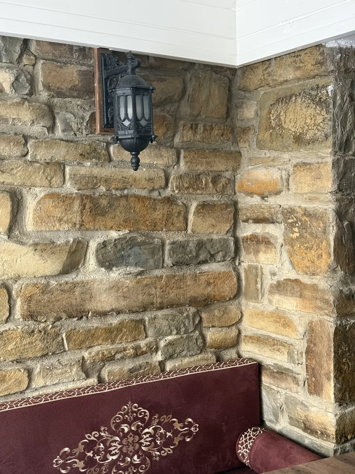 Taş duvarın önündeki oturma köşesi — Paşa Konağı