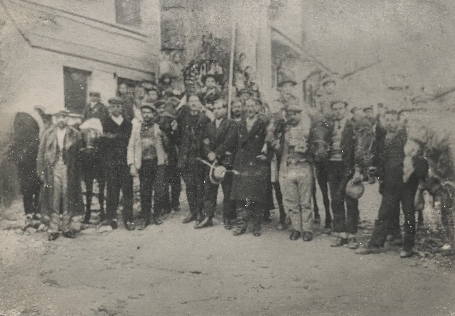 Konağın önündeki topluluk, arşiv fotoğrafı